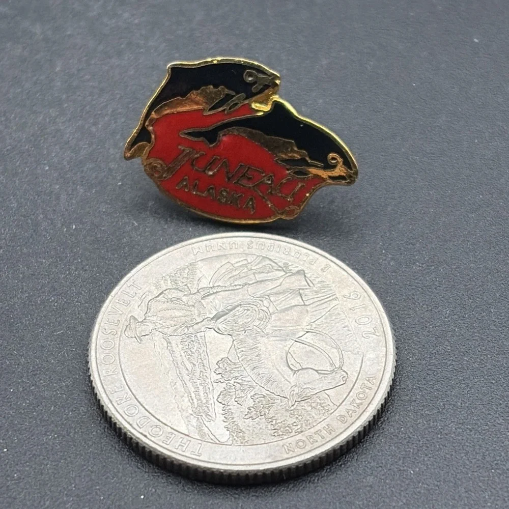 Juneau‎ Alaska Salmon Fish Jumping Lapel Hat Pin